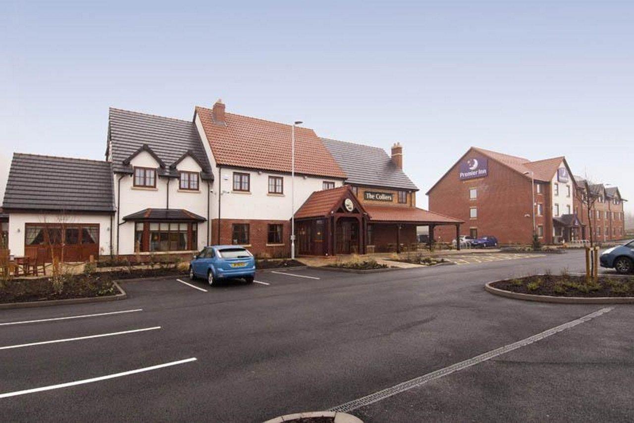 Premier Inn Rugeley Esterno foto